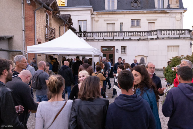 Groupe de gens dégustant du vin