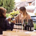 Professionnelle faisant déguster du vin