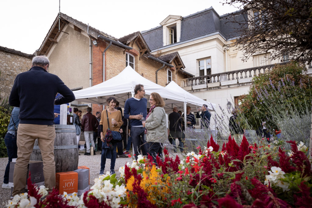 Groupe de gens dégustant du vin