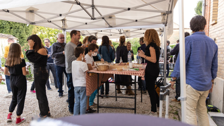 Groupe de gens dégustant du vin